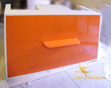 Глянцевая кассовая стойка оранжевая МДФ-глянец