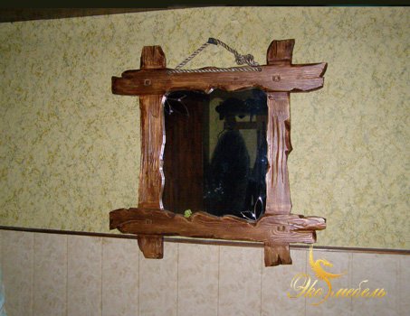 Малеьнкое зеркало в раме под старину