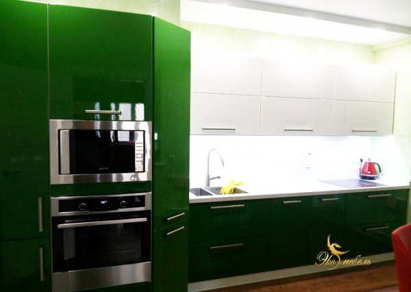 Супер глянцевая кухня: Зеленая с белым