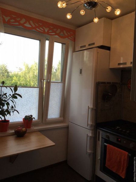 Кухня с глянцевыми фасадами, до потолка 20 мм