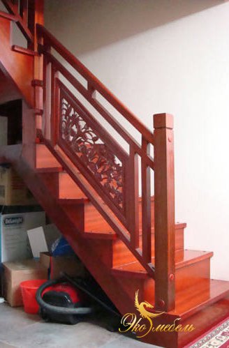 Фрагмент лестницы с резными панелями 3д
