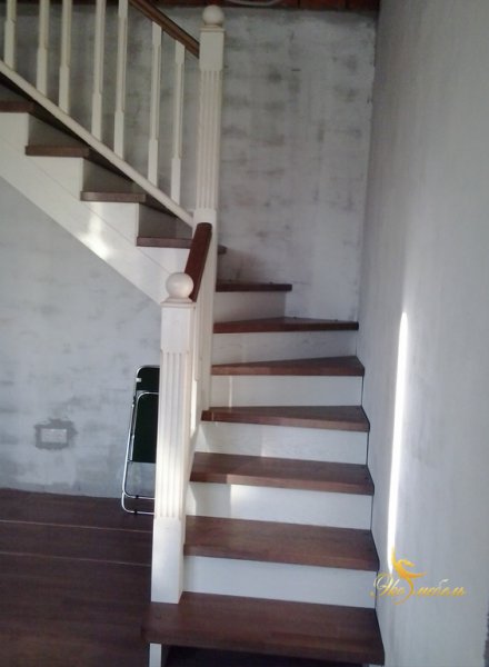 Лестница 2-х цветная: ступени подобранный под ламинат, остальная часть-кремовая..